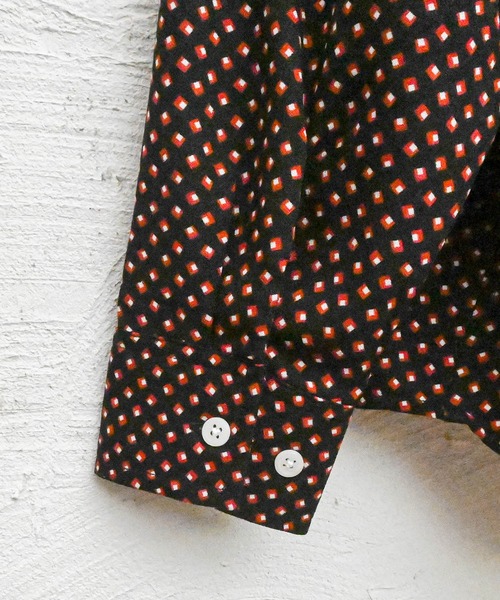 Anytime Songs（エニータイムソングス）の「ポリ総柄プリント(B柄) ドロップショルダー LSシャツ（シャツ/ブラウス・メンズ・ブラック/ブラウン/ホワイト・MEDIUM/LARGE/X-LARGE）」の12枚目の写真