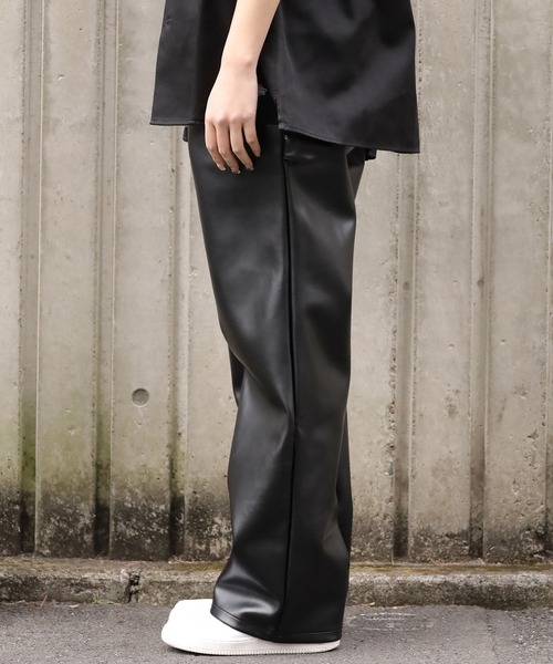 Guess（ゲス）の「GUESS/ゲス GO RAYMOND PU CARPENTER PANTS（スラックス・メンズ・ブラック・32）」の2枚目の写真