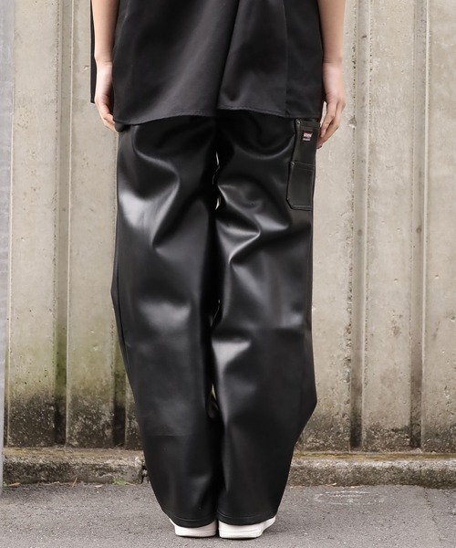 Guess（ゲス）の「GUESS/ゲス GO RAYMOND PU CARPENTER PANTS（スラックス・メンズ・ブラック・32）」の3枚目の写真