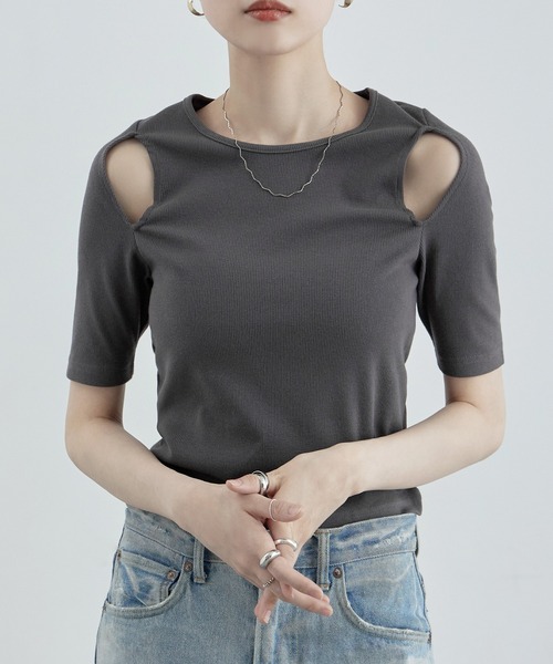 etoll.(エトル)の「ショルダーカットアウトリブトップス(Tシャツ/カットソー・レディース・ブラック/オフホワイト/チャコール・M)」の3枚目の写真