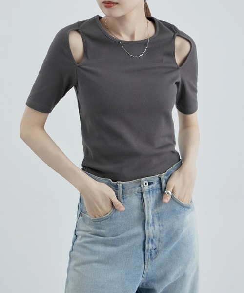 etoll.(エトル)の「ショルダーカットアウトリブトップス(Tシャツ/カットソー・レディース・ブラック/オフホワイト/チャコール・M)」の12枚目の写真
