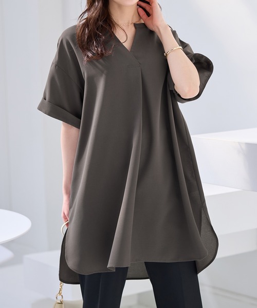 alotta(アロッタ)の「スキッパーとろみブラウスチュニック(シャツ/ブラウス・レディース・ブラック/グレイッシュブルー/ライトカーキ/スモークピンク/オフホワイト/ピンク/グレイッシュベージュ/チャコール・MEDIUM/X-LARGE/XX-LARGE/LARGE/XXXX-LARGE/XXX-LARGE)」の3枚目の写真
