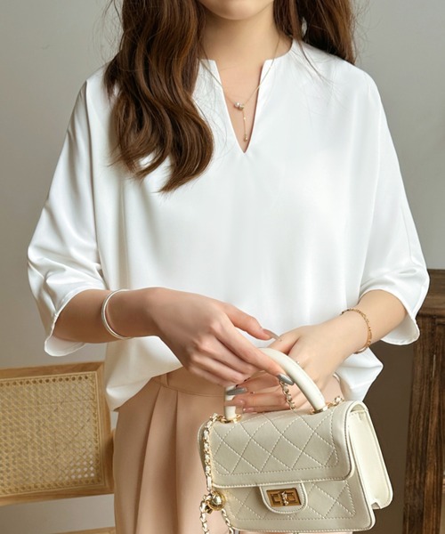 ECLIN（エクラン）の「五分袖キーネックブラウス（シャツ/ブラウス・レディース・ホワイト/ブラック/ネイビー/ライトグリーン/ブルーグレー・M/L）」の2枚目の写真