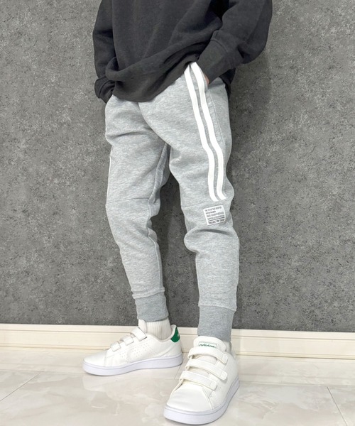 THE CASUAL（カジュアル）の「切り替えライン　テックパンツ（スウェットパンツ・キッズ・チャコール/ベージュ/ネイビー/ブラック系/杢グレー/グレー系/ネイビー系/グレー系1/ベージュ系/ブラック・120cm/130cm/140cm/150cm/160cm/110cm）」の4枚目の写真