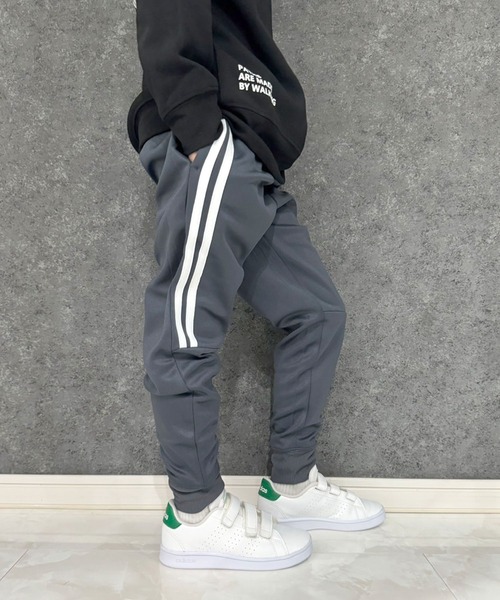 THE CASUAL（カジュアル）の「切り替えライン　テックパンツ（スウェットパンツ・キッズ・チャコール/ベージュ/ネイビー/ブラック系/杢グレー/グレー系/ネイビー系/グレー系1/ベージュ系/ブラック・120cm/130cm/140cm/150cm/160cm/110cm）」の5枚目の写真