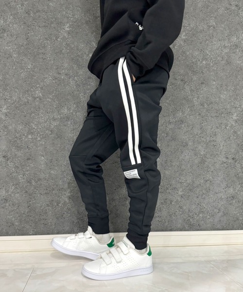 THE CASUAL（カジュアル）の「切り替えライン　テックパンツ（スウェットパンツ・キッズ・チャコール/ベージュ/ネイビー/ブラック系/杢グレー/グレー系/ネイビー系/グレー系1/ベージュ系/ブラック・120cm/130cm/140cm/150cm/160cm/110cm）」の2枚目の写真