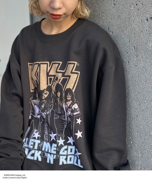 CIAOPANIC（チャオパニック）の「【ユニセックス】【KISS/キッス】フォトヴィンテージ加工ロックスウェット（スウェット・レディース・チャコールグレー・FREE）」の3枚目の写真