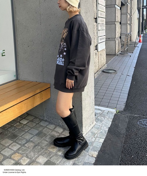 CIAOPANIC（チャオパニック）の「【ユニセックス】【KISS/キッス】フォトヴィンテージ加工ロックスウェット（スウェット・レディース・チャコールグレー・FREE）」の6枚目の写真