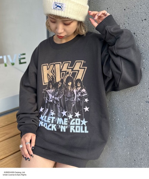 CIAOPANIC（チャオパニック）の「【ユニセックス】【KISS/キッス】フォトヴィンテージ加工ロックスウェット（スウェット・レディース・チャコールグレー・FREE）」の2枚目の写真