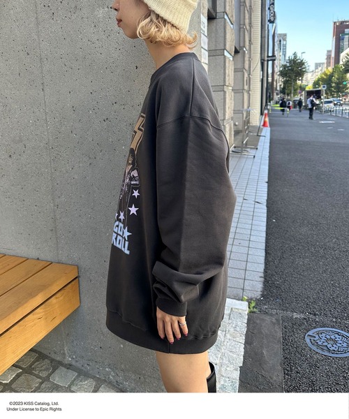 CIAOPANIC（チャオパニック）の「【ユニセックス】【KISS/キッス】フォトヴィンテージ加工ロックスウェット（スウェット・レディース・チャコールグレー・FREE）」の9枚目の写真