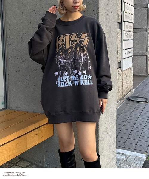 CIAOPANIC（チャオパニック）の「【ユニセックス】【KISS/キッス】フォトヴィンテージ加工ロックスウェット（スウェット・レディース・チャコールグレー・FREE）」の4枚目の写真