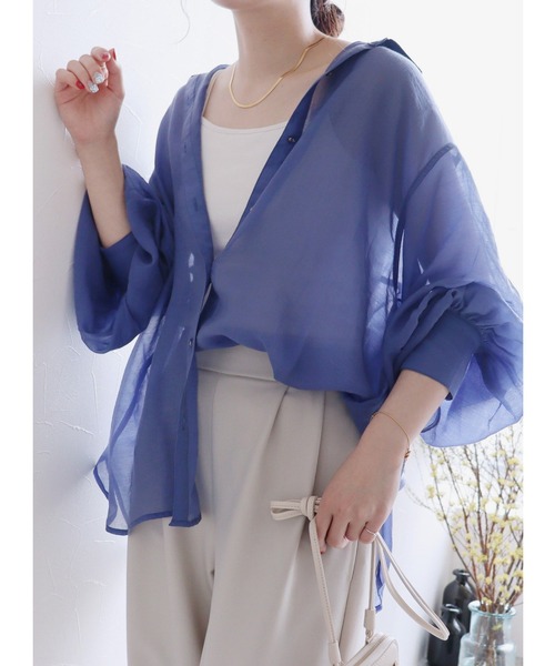 reca(レカ)の「【冷房対策・体型カバー】オーバーサイズシアーシャツ(シャツ/ブラウス・レディース・オフホワイト/チャコールグレー/ブルー/グレイッシュベージュ・FREE)」の4枚目の写真