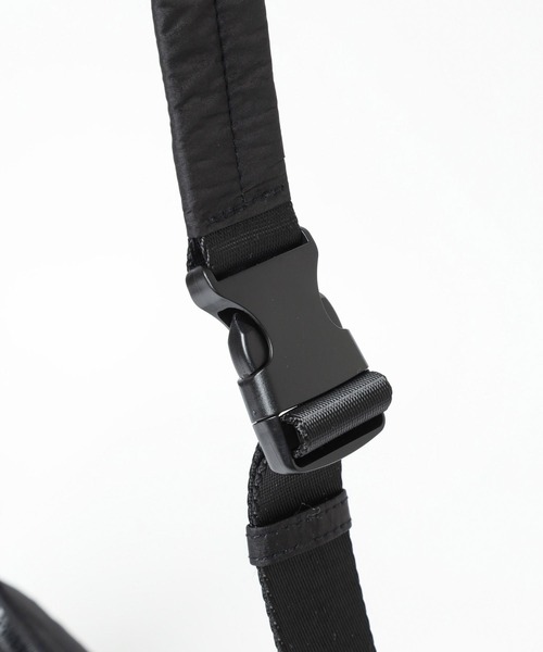 niko and...（ニコアンド）の「オリジナル月型パフショルダーバッグ（ショルダーバッグ・レディース・ブラック/グレー/アイボリー・FREE）」の20枚目の写真