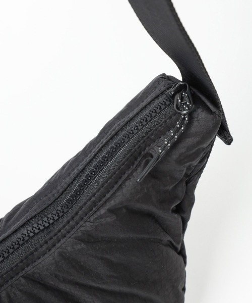 niko and...（ニコアンド）の「オリジナル月型パフショルダーバッグ（ショルダーバッグ・レディース・ブラック/グレー/アイボリー・FREE）」の14枚目の写真