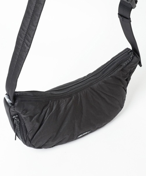 niko and...（ニコアンド）の「オリジナル月型パフショルダーバッグ（ショルダーバッグ・レディース・ブラック/グレー/アイボリー・FREE）」の15枚目の写真