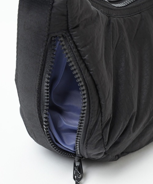 niko and...（ニコアンド）の「オリジナル月型パフショルダーバッグ（ショルダーバッグ・レディース・ブラック/グレー/アイボリー・FREE）」の18枚目の写真