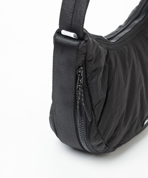 niko and...（ニコアンド）の「オリジナル月型パフショルダーバッグ（ショルダーバッグ・レディース・ブラック/グレー/アイボリー・FREE）」の19枚目の写真