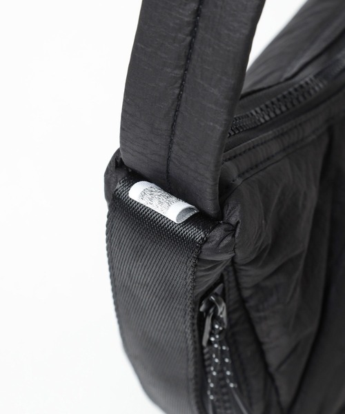 niko and...（ニコアンド）の「オリジナル月型パフショルダーバッグ（ショルダーバッグ・レディース・ブラック/グレー/アイボリー・FREE）」の8枚目の写真