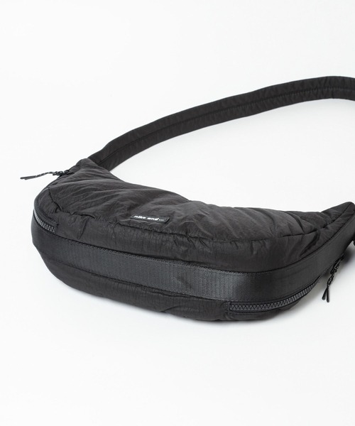 niko and...（ニコアンド）の「オリジナル月型パフショルダーバッグ（ショルダーバッグ・レディース・ブラック/グレー/アイボリー・FREE）」の9枚目の写真