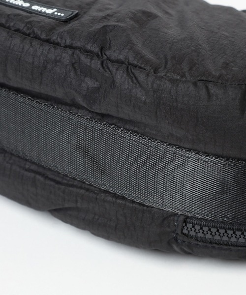 niko and...（ニコアンド）の「オリジナル月型パフショルダーバッグ（ショルダーバッグ・レディース・ブラック/グレー/アイボリー・FREE）」の10枚目の写真