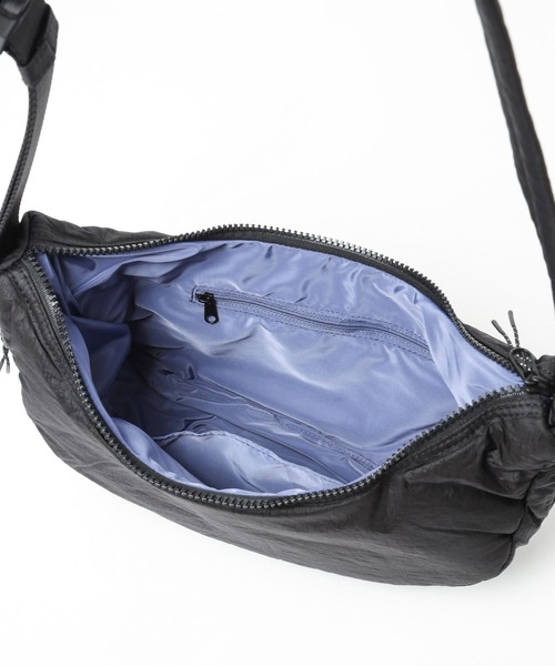 niko and...（ニコアンド）の「オリジナル月型パフショルダーバッグ（ショルダーバッグ・レディース・ブラック/グレー/アイボリー・FREE）」の11枚目の写真