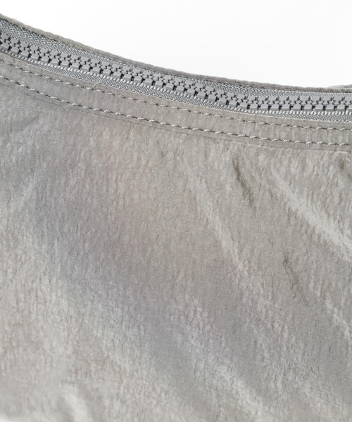 niko and...（ニコアンド）の「オリジナル月型パフショルダーバッグ（ショルダーバッグ・レディース・ブラック/グレー/アイボリー・FREE）」の5枚目の写真