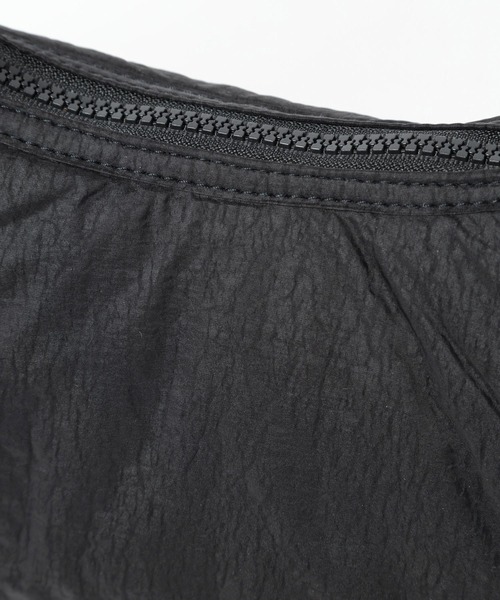 niko and...（ニコアンド）の「オリジナル月型パフショルダーバッグ（ショルダーバッグ・レディース・ブラック/グレー/アイボリー・FREE）」の6枚目の写真