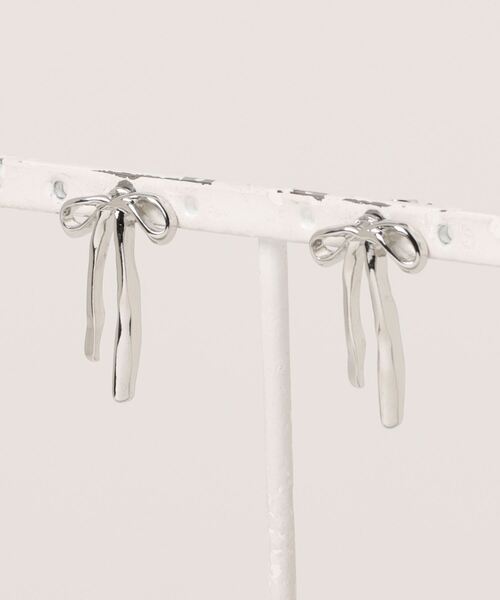 GGD SELECT（ジージーディー　セレクト）の「メタルリボンピアス（ピアス（両耳用）・レディース・シルバー/ゴールド・FREE）」の2枚目の写真