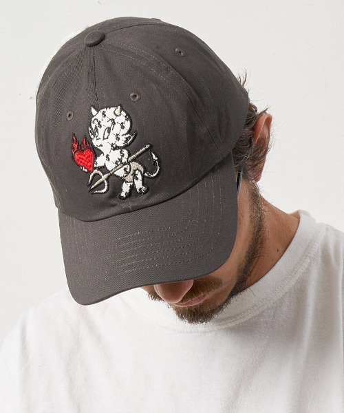 STUD MUFFIN(スタッドマフィン)の「mko12030-コットンツイル BABYLパッチ&カギ編み クロス コットン ローキャップ(キャップ・メンズ・チャコールグレー/オフホワイト・FREE)」の2枚目の写真