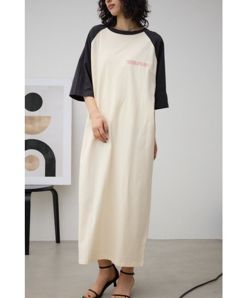 AZUL by moussy(アズールバイマウジー)の「ラグランTシャツワンピース(ワンピース・レディース・ホワイト/ブラック・FREE)」の1枚目の写真
