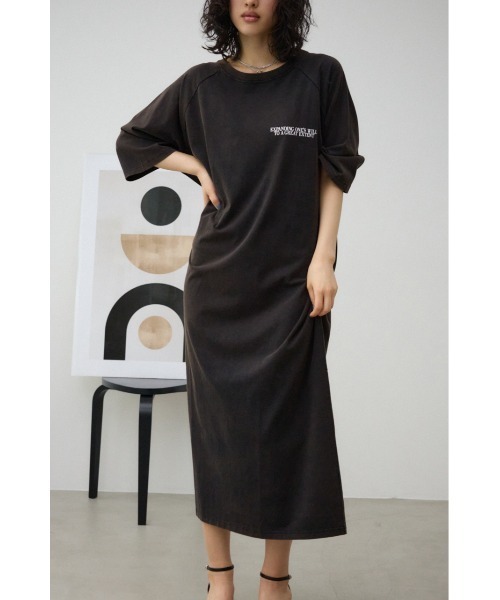 AZUL by moussy(アズールバイマウジー)の「ラグランTシャツワンピース(ワンピース・レディース・ホワイト/ブラック・FREE)」の2枚目の写真