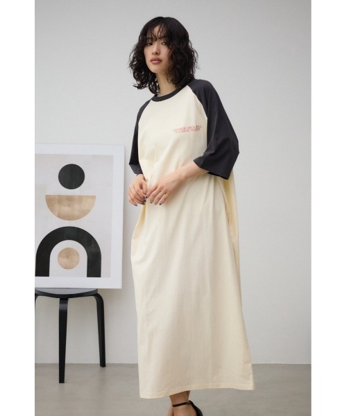 AZUL by moussy(アズールバイマウジー)の「ラグランTシャツワンピース(ワンピース・レディース・ホワイト/ブラック・FREE)」の4枚目の写真