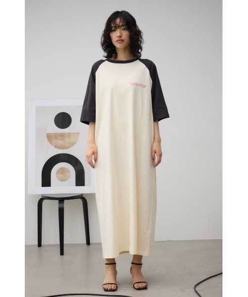 AZUL by moussy(アズールバイマウジー)の「ラグランTシャツワンピース(ワンピース・レディース・ホワイト/ブラック・FREE)」の6枚目の写真