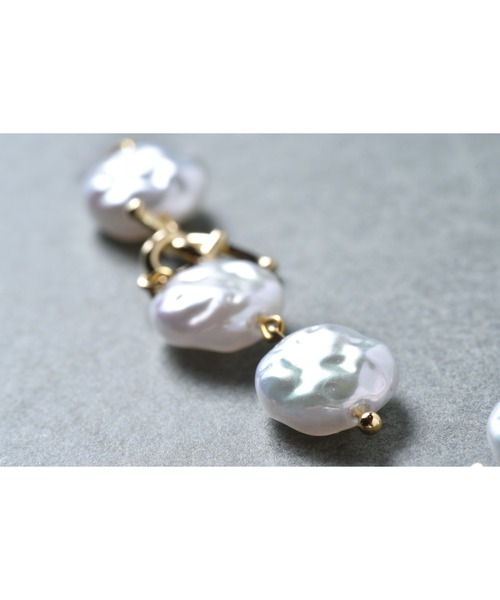 tone（トーン）の「【Astyle】バロックパール3連樹脂ピアス(MA)（ピアス（両耳用）・レディース・ゴールド・FREE）」の3枚目の写真