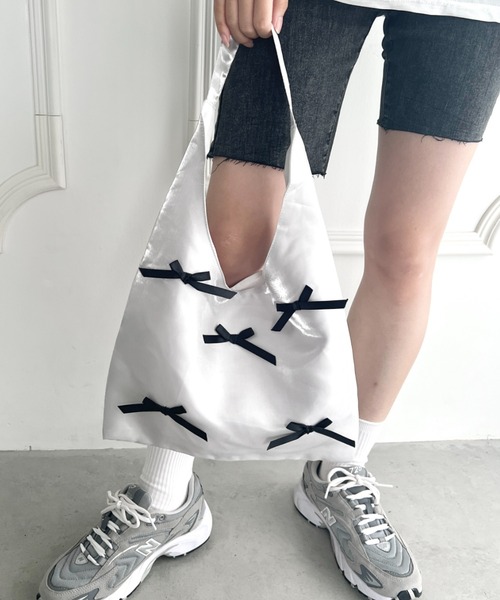 SOLLON.(ソルロン)の「メニーリボンシャイニートートバッグ(ショルダーバッグ・レディース・シルバー/ブラック・FREE)」の2枚目の写真