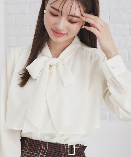 index(インデックス)の「《5color/XS-LLsize》レイヤードボウタイブラウス【洗濯機洗い可/イージーアイロン】(シャツ/ブラウス・レディース・オフホワイト/ブラック系7/ダークブラウン/ベージュ系その他4/ブラック系・34/36/38/40/42)」の2枚目の写真