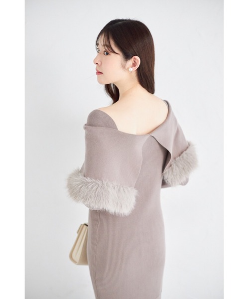 tocco closet(トッコ クローゼット)の「ケープファー付きマーメイドリブニットワンピース(ワンピース・レディース・オフホワイト/モカ/グレー・M)」の4枚目の写真