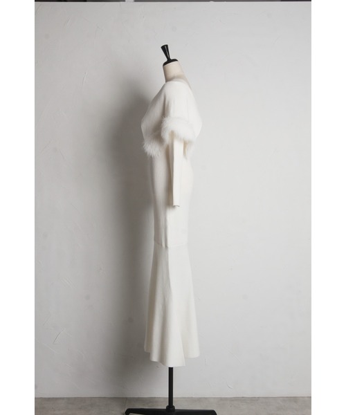 tocco closet(トッコ クローゼット)の「ケープファー付きマーメイドリブニットワンピース(ワンピース・レディース・オフホワイト/モカ/グレー・M)」の17枚目の写真