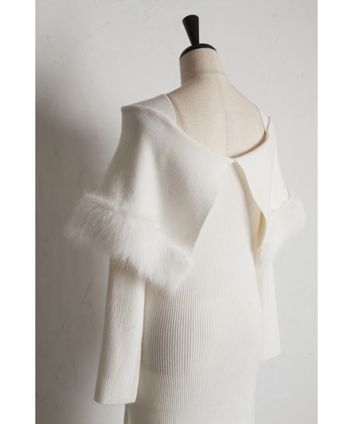tocco closet(トッコ クローゼット)の「ケープファー付きマーメイドリブニットワンピース(ワンピース・レディース・オフホワイト/モカ/グレー・M)」の21枚目の写真