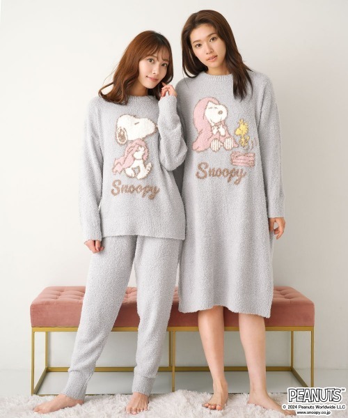 aimerfeel(エメフィール)の「×【家族・カップルでお揃いOK!ふんわりもっちりニットのルームウェアセットアップ】PEANUTS スヌーピー モールニット 上下セット (男女兼用サイズ)(ルームワンピース・レディース・シルバーグレー・MEDIUM/LARGE)」の6枚目の写真