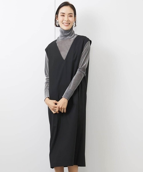 MICHEL KLEIN（ミッシェル・クラン）の「［機能性素材］Vネックミルドワンピース(WEB限定カラーあり)（ワンピース・レディース・グレー/ブラック/ベージュ・38）」の2枚目の写真