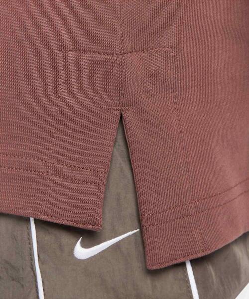 NIKE（ナイキ）の「ナイキ スポーツウェア エッセンシャル ウィメンズ オーバーサイズド ロングスリーブ ポロ / Nike Sportswear Essential Women's Oversized Long-Sleeve Polo FZ5814-218 Red Sepia（ポロシャツ・レディース・マルーン・2XL/L/M/S/XL/XS）」の5枚目の写真
