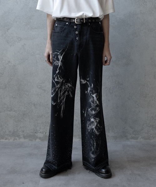 PHILTHEORY(フィルセオリー)の「Bleach & paint gimmick denim pants/ブリーチ&ペイントギミックデニムパンツ(デニムパンツ・メンズ・ブラック系/ブラック・1/3/2)」の2枚目の写真