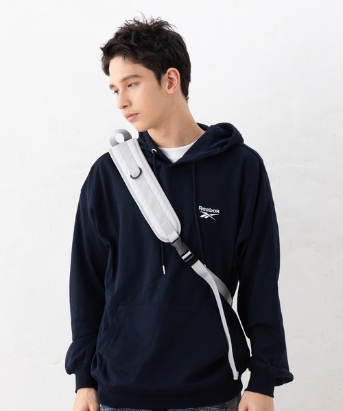 FILA（フィラ）の「FILA フィラ ブランド ロゴ 筆記体 刺繍 軽量 ワンショルダー ショルダーバッグ ボディバッグ 約25L（ボディバッグ/ウエストポーチ・メンズ・グレー/ブラック/アイボリー・FREE）」の5枚目の写真