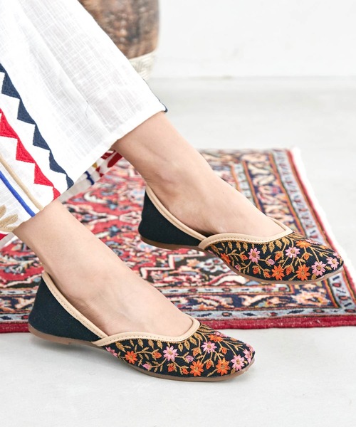 チャイハネ（チャイハネ）の「【チャイハネ】フラワーエンブジュッティ（パンプス・レディース・ホワイト/ブラック・23.5cm/24.5cm）」の2枚目の写真