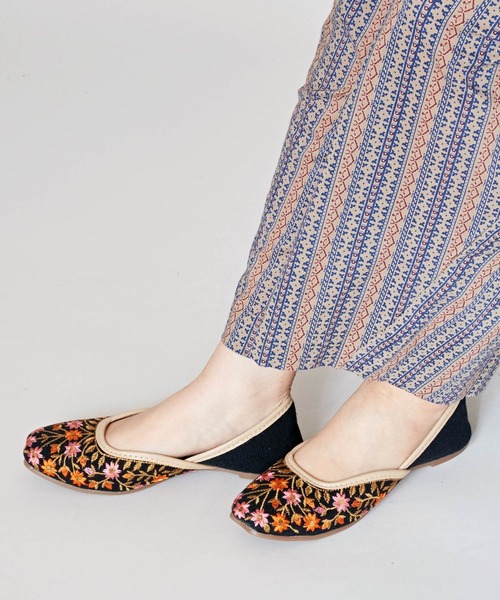 チャイハネ（チャイハネ）の「【チャイハネ】フラワーエンブジュッティ（パンプス・レディース・ホワイト/ブラック・23.5cm/24.5cm）」の11枚目の写真