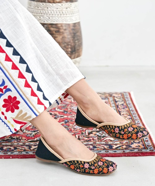 チャイハネ（チャイハネ）の「【チャイハネ】フラワーエンブジュッティ（パンプス・レディース・ホワイト/ブラック・23.5cm/24.5cm）」の10枚目の写真