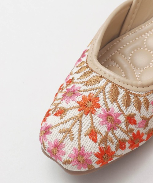 チャイハネ（チャイハネ）の「【チャイハネ】フラワーエンブジュッティ（パンプス・レディース・ホワイト/ブラック・23.5cm/24.5cm）」の3枚目の写真