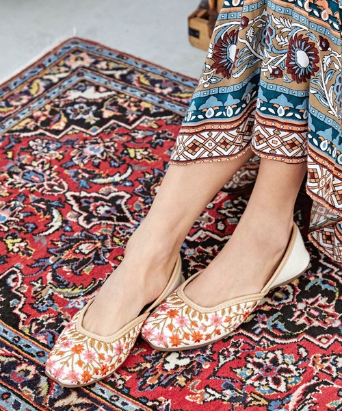 チャイハネ（チャイハネ）の「【チャイハネ】フラワーエンブジュッティ（パンプス・レディース・ホワイト/ブラック・23.5cm/24.5cm）」の4枚目の写真