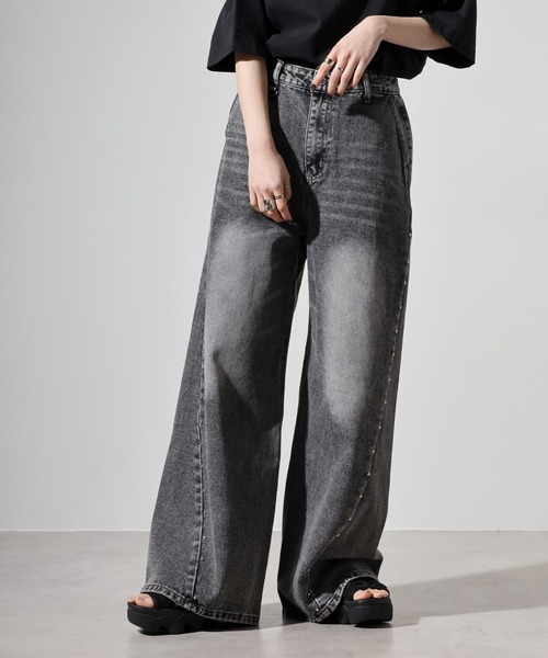 REGIEVO(レジエボ)の「Studded wide baggy denim pants / スタッズワイドバギーデニムパンツ unisex(デニムパンツ・メンズ・ブラック/インディゴブルー・L/M)」の4枚目の写真